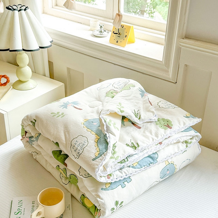 91家纺网 家纺一手货源 找家纺 创优家纺  2025新款A类皱皱纱小花边夏被 恐龙乐园