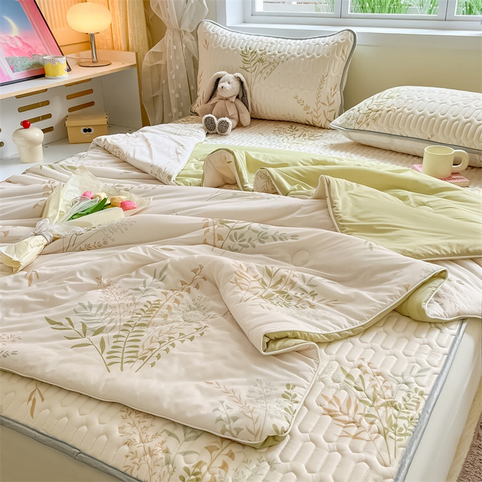 91家纺网 家纺一手货源 找家纺 古吉梦 2024新款冰激凌凉感丝夏被-小清新 凉感丝夏被-绿茵+莴苣