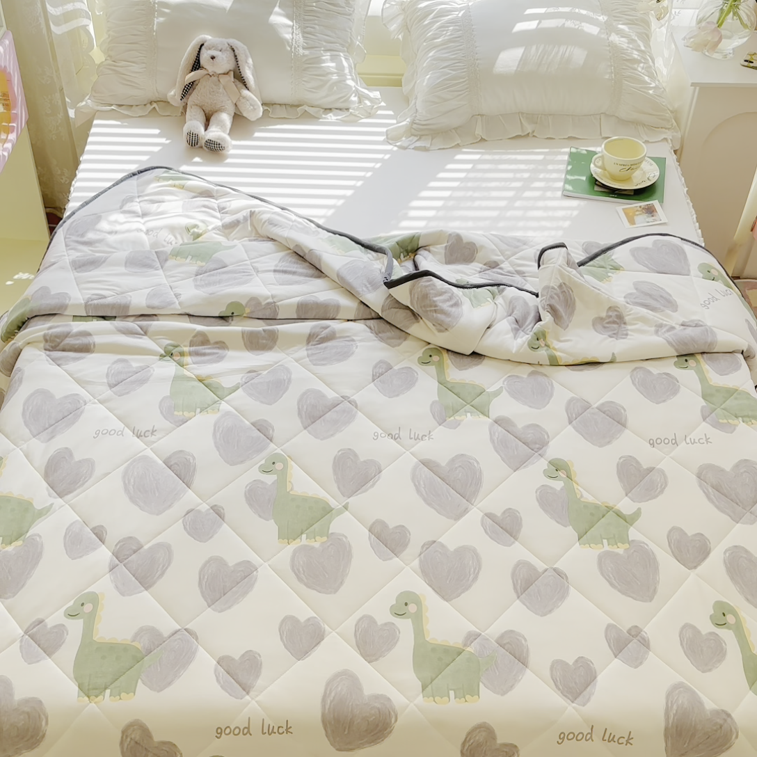 91家纺网 家纺一手货源 找家纺 琪格格纺织 2024新款A类卡通印花清新大豆针织夏被 200*230cm-夏被 针织被-恐龙爱