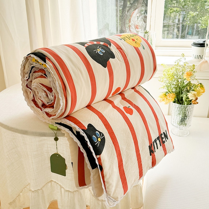 91家纺网 家纺一手货源 找家纺 创优家纺  2025新款A类皱皱纱小花边夏被 红小喵