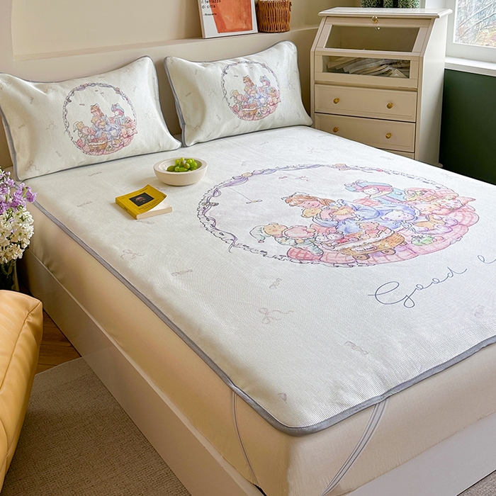 91家纺网 家纺一手货源 找家纺 萝莉家纺 2024新款大版印花冰丝凉席床席床笠款 我和我的玩具小熊们-床笠款