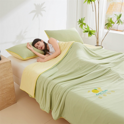 91家纺网 家纺一手货源 找家纺 恒畅 2024新款A类凉感丝纯色双拼柠檬夏被 柠檬-森绿+淡黄