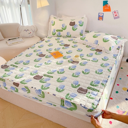 91家纺网 家纺一手货源 找家纺 默忆 2025新款水洗棉双层纱印花夹棉床笠  郁金香蓝