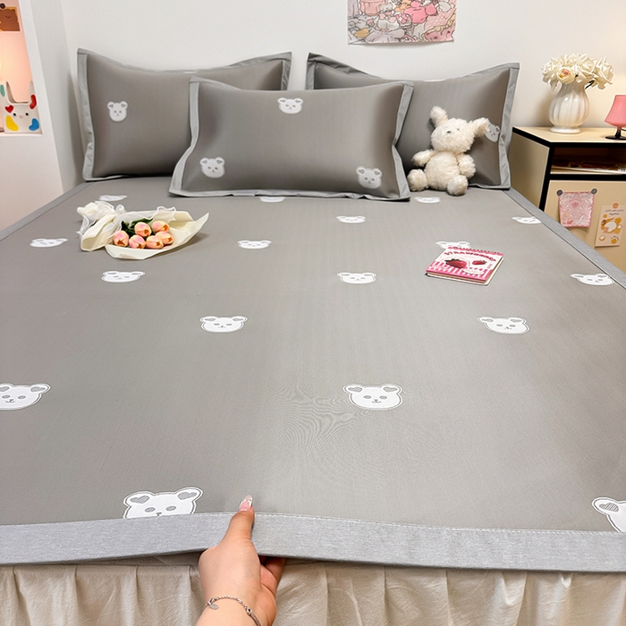 91家纺网 家纺一手货源 找家纺 全季家居 2024新款卡通提花系列PE凉感席 小熊-冰川灰