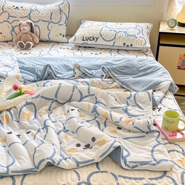 91家纺网 家纺一手货源 找家纺 古吉梦 2024新款冰激凌凉感丝夏被-小清新 凉感丝夏被-波波熊-蓝+天兰