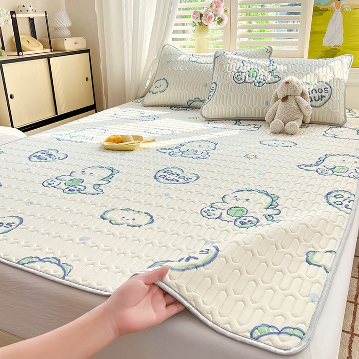 91家纺网 家纺一手货源 找家纺 慕澄家纺 2024新款小版印花0.5乳胶凉席系列 顽皮小恐龙