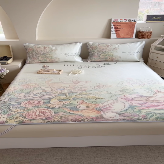 91家纺网 家纺一手货源 找家纺 萝莉家纺 2024新款大版印花冰丝凉席床席床笠款 小猫咪的花园-平席款