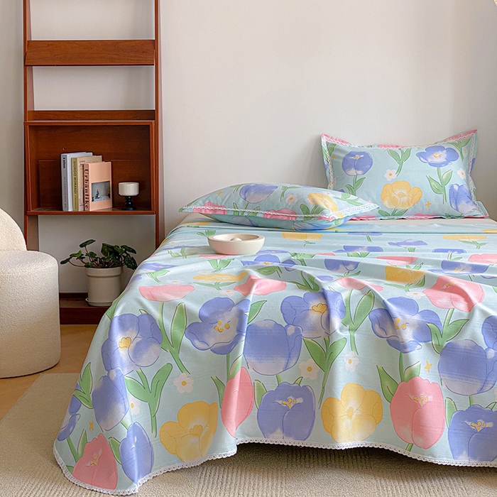 91家纺网 家纺一手货源 找家纺 萌宝老粗布毛绒玩具 2025新款原棉老粗布印花床单系列细纱帆布软凉席三枚段条花边款 蓝色花海