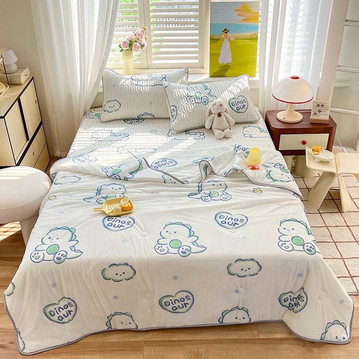 91家纺网 家纺一手货源 找家纺 慕澄家纺 2024新款小版印花0.5乳胶凉席夏被四件套 顽皮小恐龙