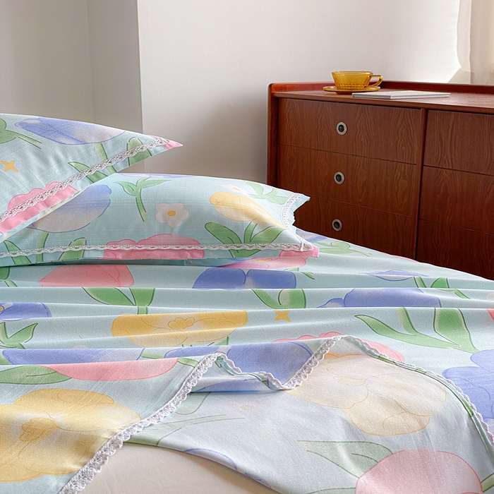 91家纺网 家纺一手货源 找家纺 萌宝老粗布毛绒玩具 2025新款原棉老粗布印花床单系列细纱帆布软凉席三枚段条花边款 蓝色花海