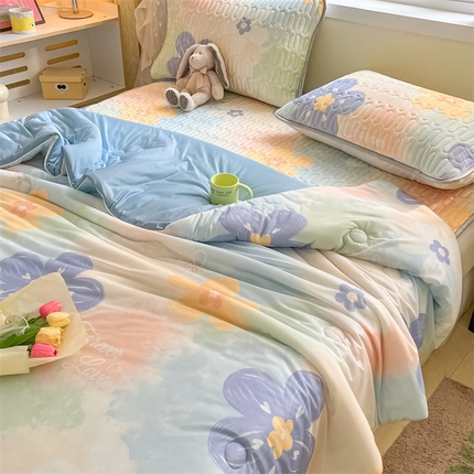 91家纺网 家纺一手货源 找家纺 古吉梦 2024新款冰激凌凉感丝夏被-小清新 凉感丝夏被-七彩花+天兰