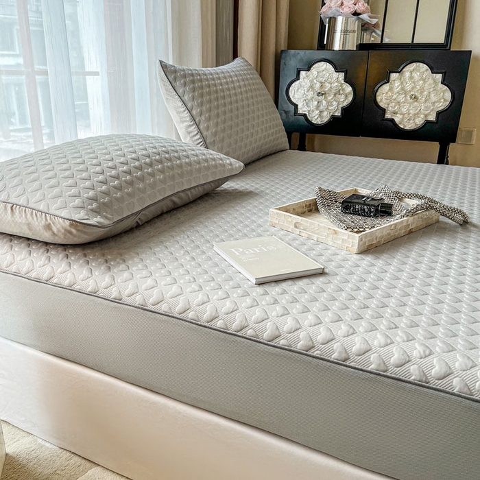 91家纺网 家纺一手货源 找家纺 全季家居 2024新款5A速冷PE简约系列凉豆豆席 爱心-绅士灰-床笠款