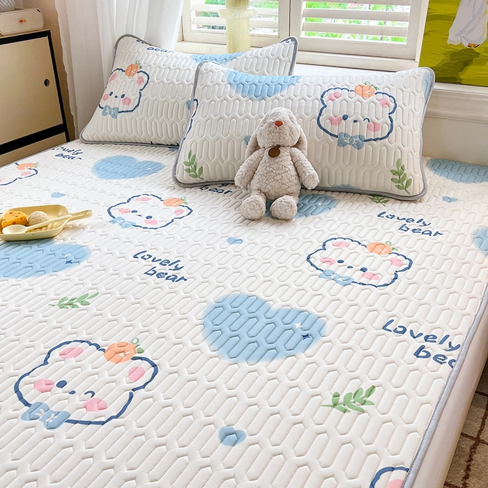 91家纺网 家纺一手货源 找家纺 慕澄家纺 2024新款小版印花0.5乳胶凉席系列 爱心小熊