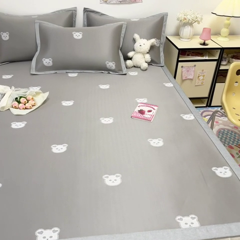 91家纺网 家纺一手货源 找家纺 全季家居 2024新款卡通提花系列PE凉感席 小熊-冰川灰