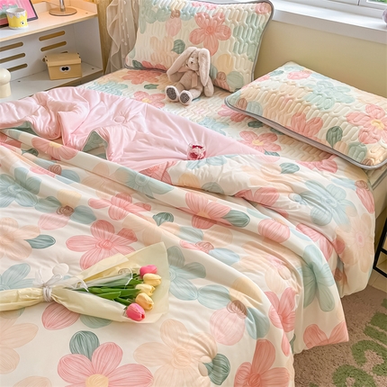 91家纺网 家纺一手货源 找家纺 古吉梦 2024新款冰激凌凉感丝夏被-小清新 凉感丝夏被-粉色花花+初恋粉
