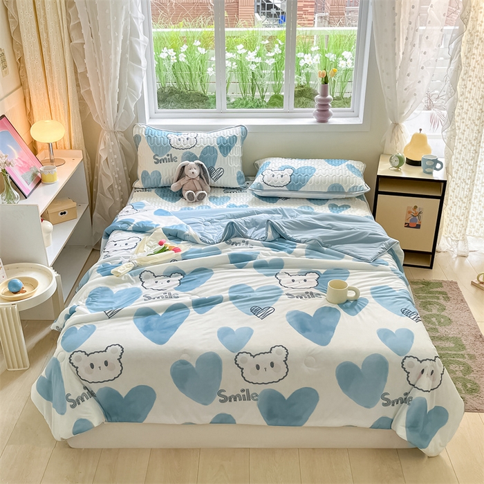 91家纺网 家纺一手货源 找家纺 古吉梦 2024新款冰激凌凉感丝夏被-小清新 凉感丝夏被-甜心小熊+天兰