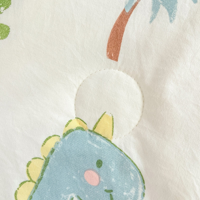 91家纺网 家纺一手货源 找家纺 创优家纺  2025新款A类皱皱纱小花边夏被 恐龙乐园