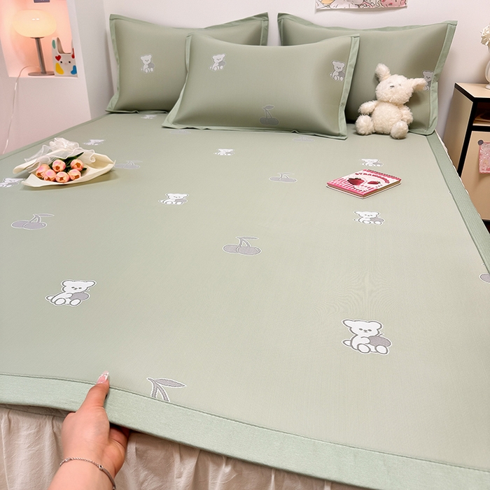 91家纺网 家纺一手货源 找家纺 全季家居 2024新款卡通提花系列PE凉感席 樱桃-清新绿