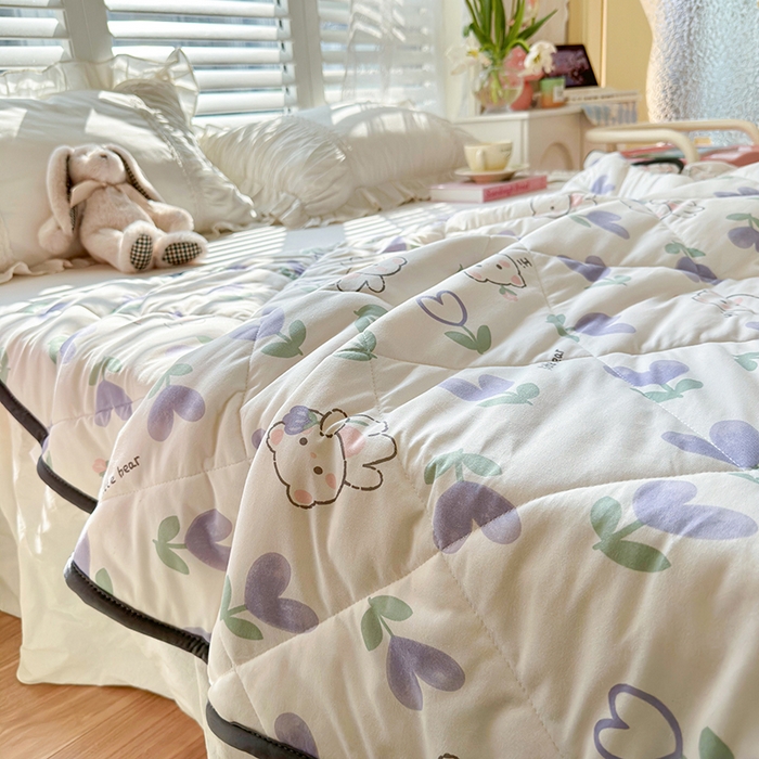 91家纺网 家纺一手货源 找家纺 琪格格纺织 2024新款A类卡通印花清新大豆针织夏被 200*230cm-夏被 针织被-紫心小熊