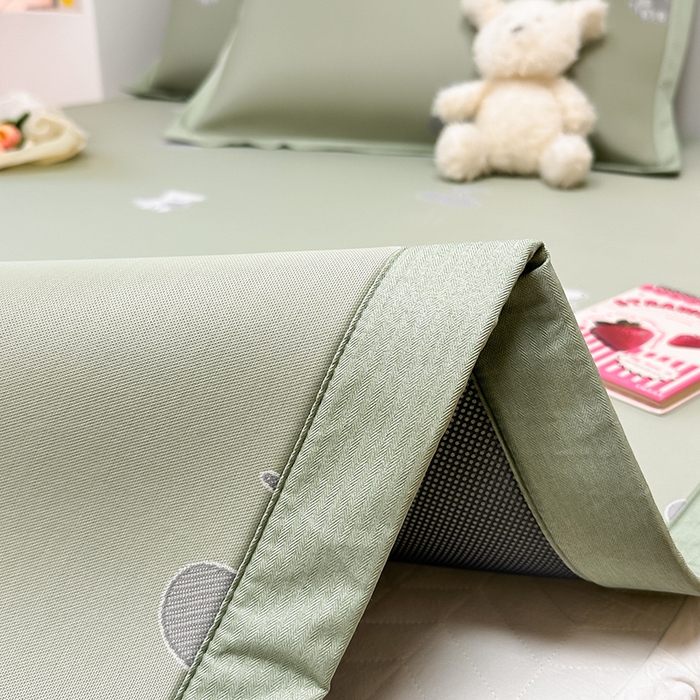 91家纺网 家纺一手货源 找家纺 全季家居 2024新款卡通提花系列PE凉感席 樱桃-清新绿