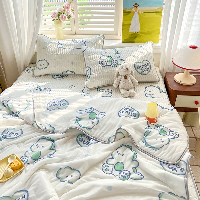 91家纺网 家纺一手货源 找家纺 慕澄家纺 2024新款小版印花0.5乳胶凉席夏被四件套 顽皮小恐龙