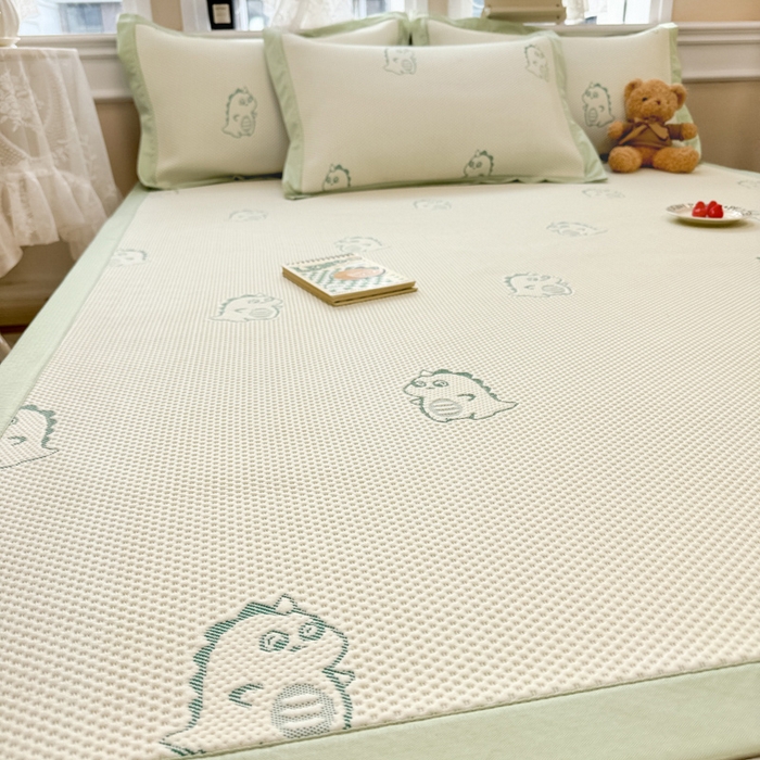 91家纺网 家纺一手货源 找家纺 全季家居 2024新款5A速冷PE小动物系列凉豆豆席 小恐龙-水绿-床席款