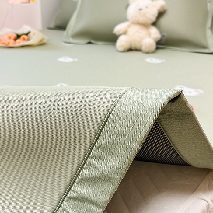 91家纺网 家纺一手货源 找家纺 全季家居 2024新款卡通提花系列PE凉感席 小熊-清新绿