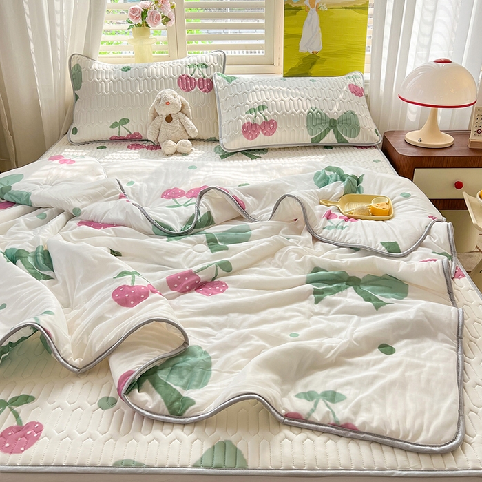 91家纺网 家纺一手货源 找家纺 慕澄家纺 2024新款小版印花0.5乳胶凉席夏被四件套 粉樱桃