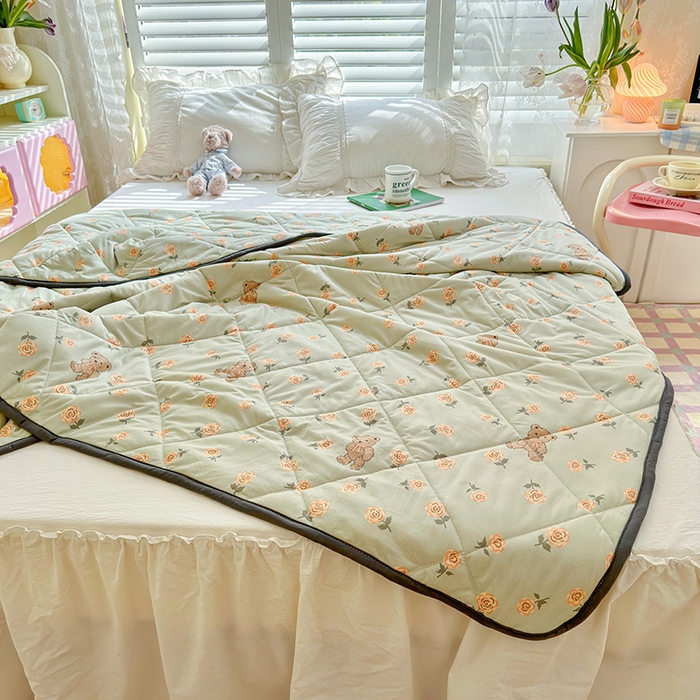 91家纺网 家纺一手货源 找家纺 琪格格纺织 2024新款A类卡通印花清新大豆针织夏被 200*230cm-夏被 针织被-花朵熊