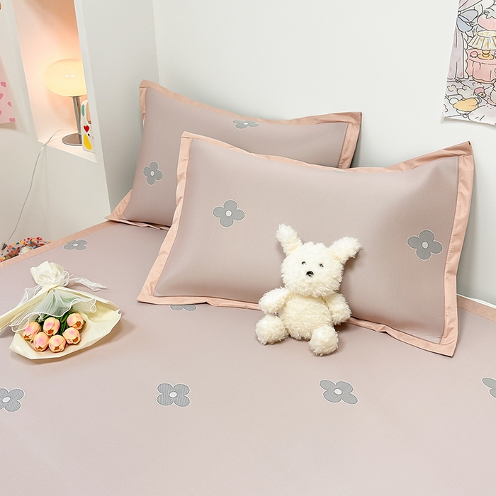 91家纺网 家纺一手货源 找家纺 全季家居 2024新款卡通提花系列PE凉感席 四叶草-山茶粉