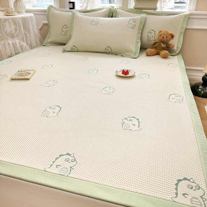 91家纺网 家纺一手货源 找家纺 全季家居 2024新款5A速冷PE小动物系列凉豆豆席 小恐龙-水绿-床席款