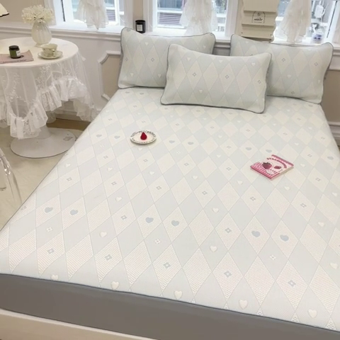 91家纺网 家纺一手货源 找家纺 全季家居 2024新款5A速冷PE小动物系列凉豆豆席 千鸟格-天蓝-床笠款