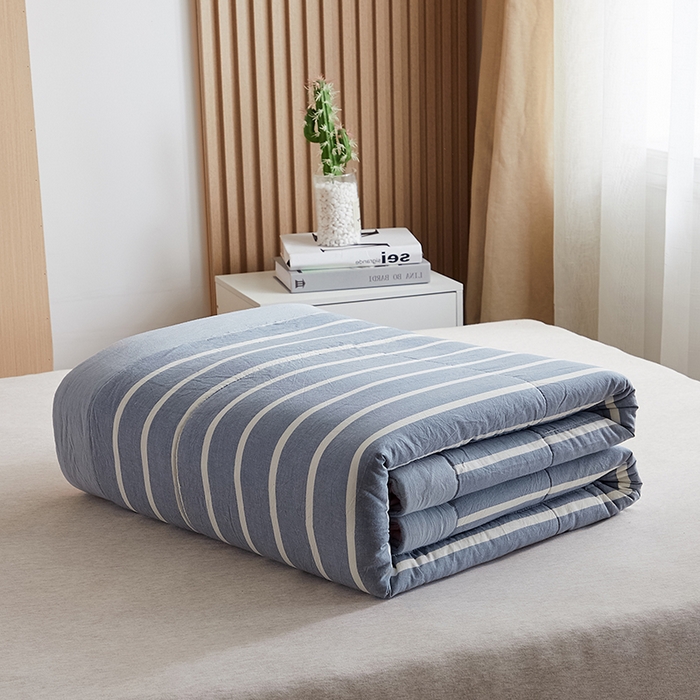 91家纺网 家纺一手货源 找家纺 猎鹿人家纺 2024新款水洗棉棉花夏被 浅蓝条