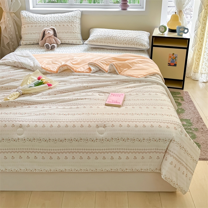 91家纺网 家纺一手货源 找家纺 古吉梦 2024新款冰激凌凉感丝夏被-小清新 凉感丝夏被-樱桃花+暖桔