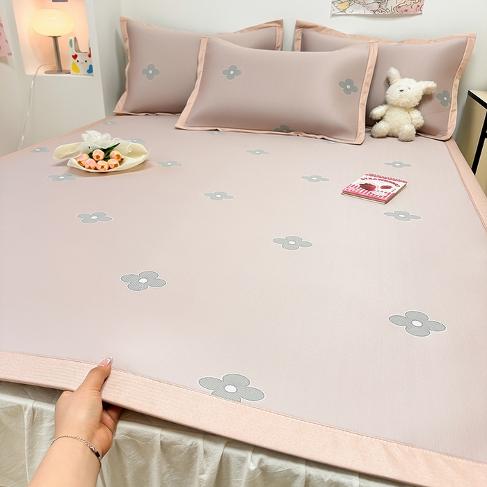 91家纺网 家纺一手货源 找家纺 全季家居 2024新款卡通提花系列PE凉感席 四叶草-山茶粉