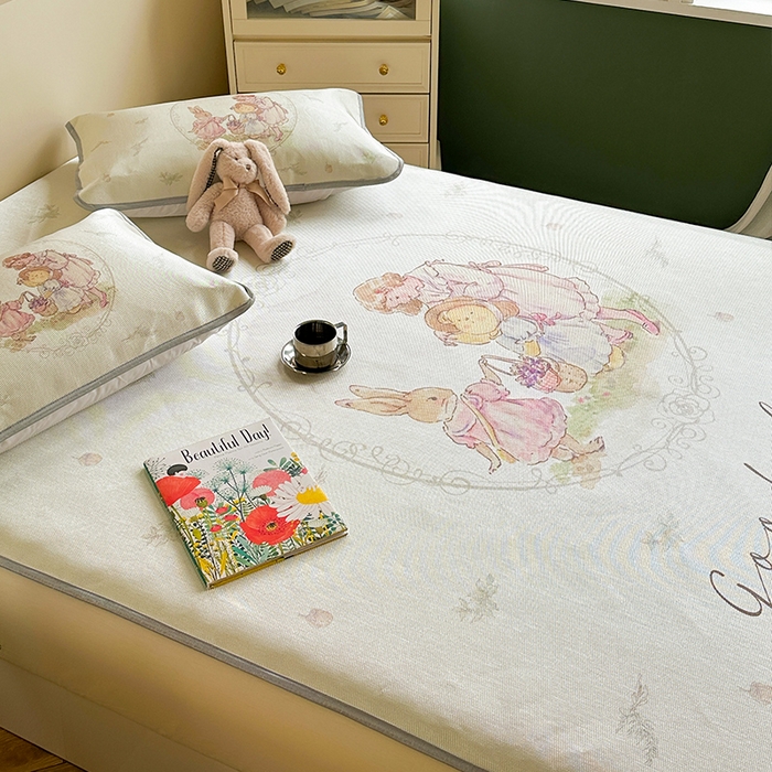 91家纺网 家纺一手货源 找家纺 萝莉家纺 2024新款大版印花冰丝凉席床席床笠款 去摘蓝莓吧-平席款