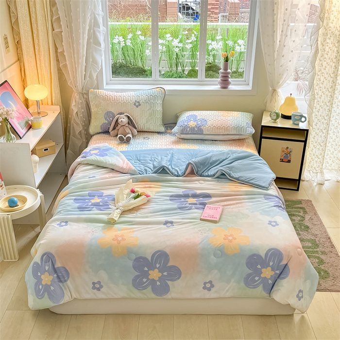 91家纺网 家纺一手货源 找家纺 古吉梦 2024新款冰激凌凉感丝夏被-小清新 凉感丝夏被-七彩花+天兰