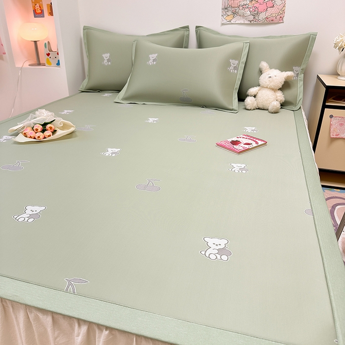 91家纺网 家纺一手货源 找家纺 全季家居 2024新款卡通提花系列PE凉感席 樱桃-清新绿