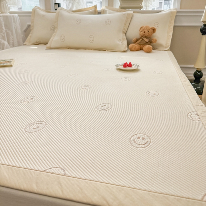 91家纺网 家纺一手货源 找家纺 全季家居 2024新款5A速冷PE小动物系列凉豆豆席 笑脸-卡其-床席款