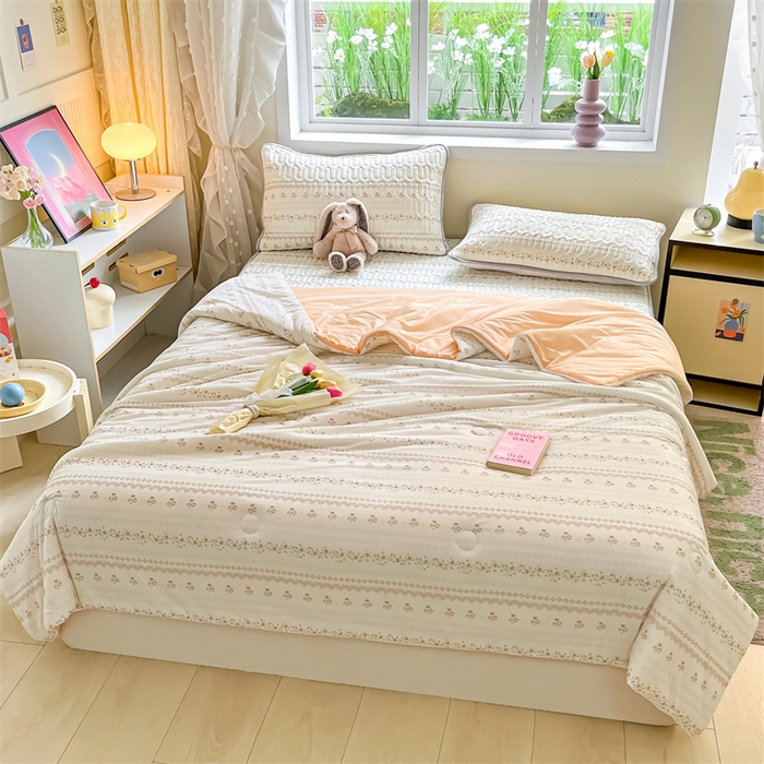 91家纺网 家纺一手货源 找家纺 古吉梦 2024新款冰激凌凉感丝夏被-小清新 凉感丝夏被-樱桃花+暖桔