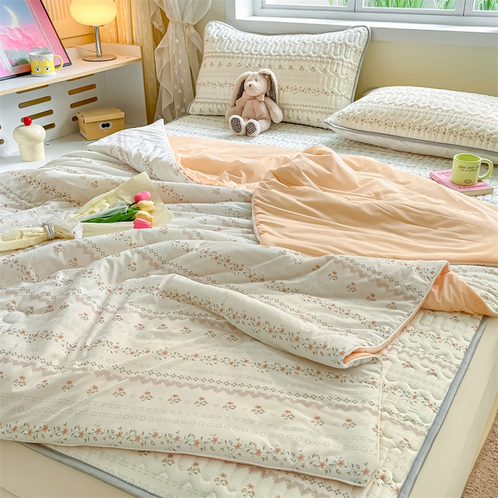 91家纺网 家纺一手货源 找家纺 古吉梦 2024新款冰激凌凉感丝夏被-小清新 凉感丝夏被-樱桃花+暖桔