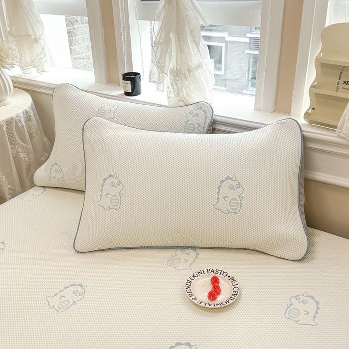 91家纺网 家纺一手货源 找家纺 全季家居 2024新款5A速冷PE小动物系列凉豆豆席 小恐龙-天蓝-床笠款