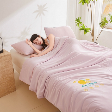 91家纺网 家纺一手货源 找家纺 恒畅 2024新款A类凉感丝纯色双拼柠檬夏被 柠檬-雅紫