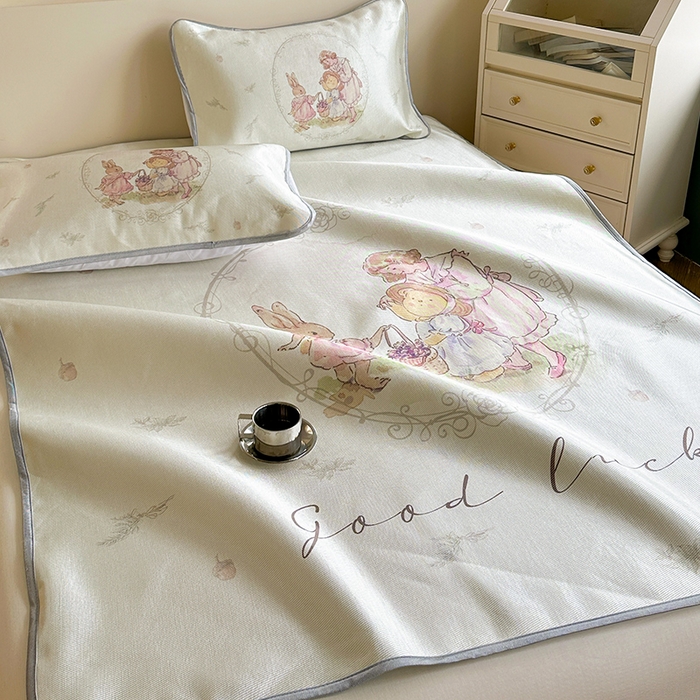 91家纺网 家纺一手货源 找家纺 萝莉家纺 2024新款大版印花冰丝凉席床席床笠款 去摘蓝莓吧-床笠款