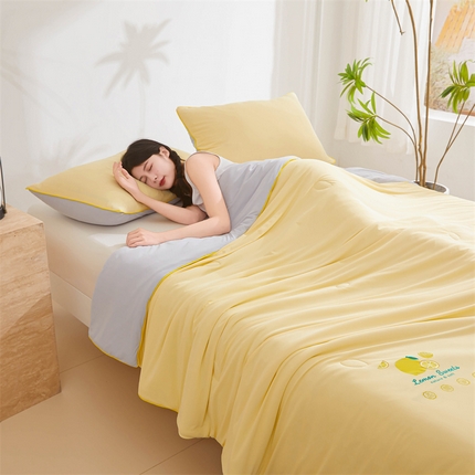 91家纺网 家纺一手货源 找家纺 恒畅 2024新款A类凉感丝纯色双拼柠檬夏被 柠檬-淡黄+浅灰