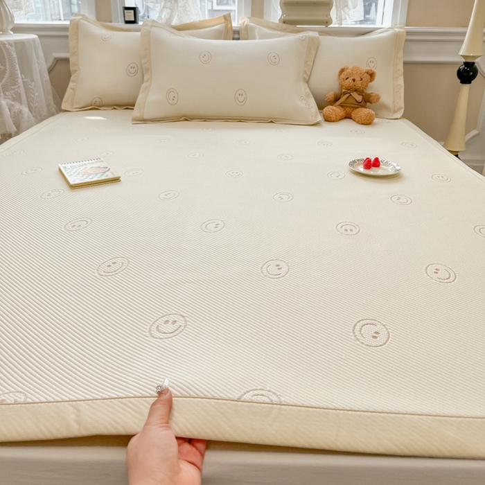 91家纺网 家纺一手货源 找家纺 全季家居 2024新款5A速冷PE小动物系列凉豆豆席 笑脸-卡其-床席款