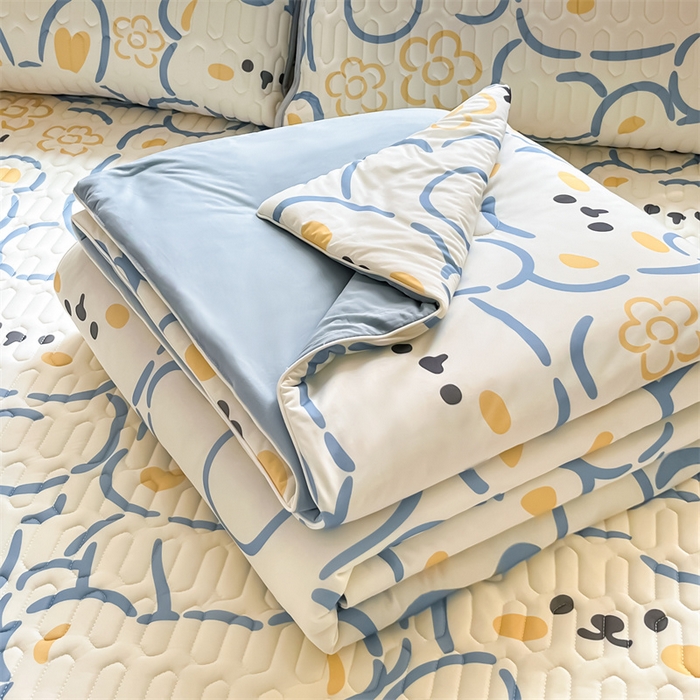 91家纺网 家纺一手货源 找家纺 古吉梦 2024新款冰激凌凉感丝夏被-小清新 凉感丝夏被-波波熊-蓝+天兰