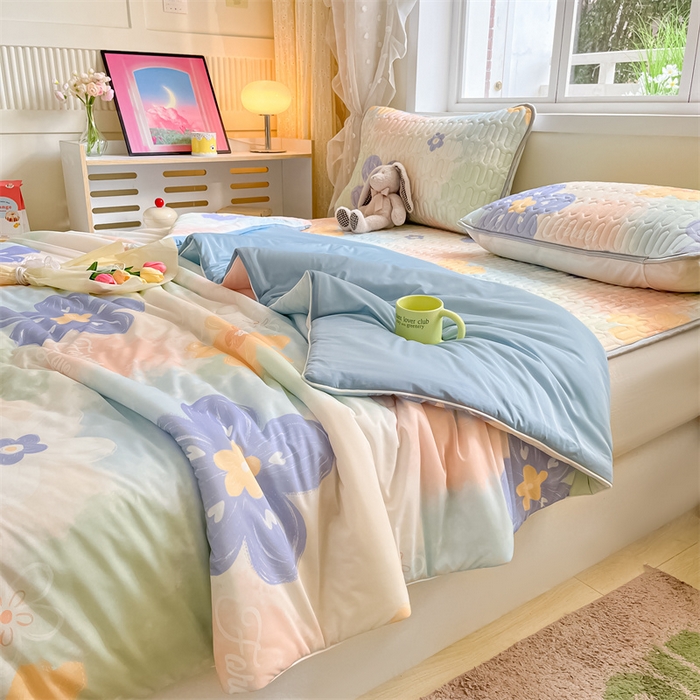 91家纺网 家纺一手货源 找家纺 古吉梦 2024新款冰激凌凉感丝夏被-小清新 凉感丝夏被-七彩花+天兰