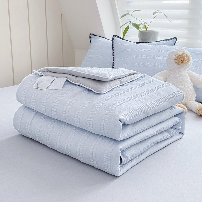 91家纺网 家纺一手货源 找家纺 羋多 2024新款泡泡棉夏被 天空蓝+雅士灰