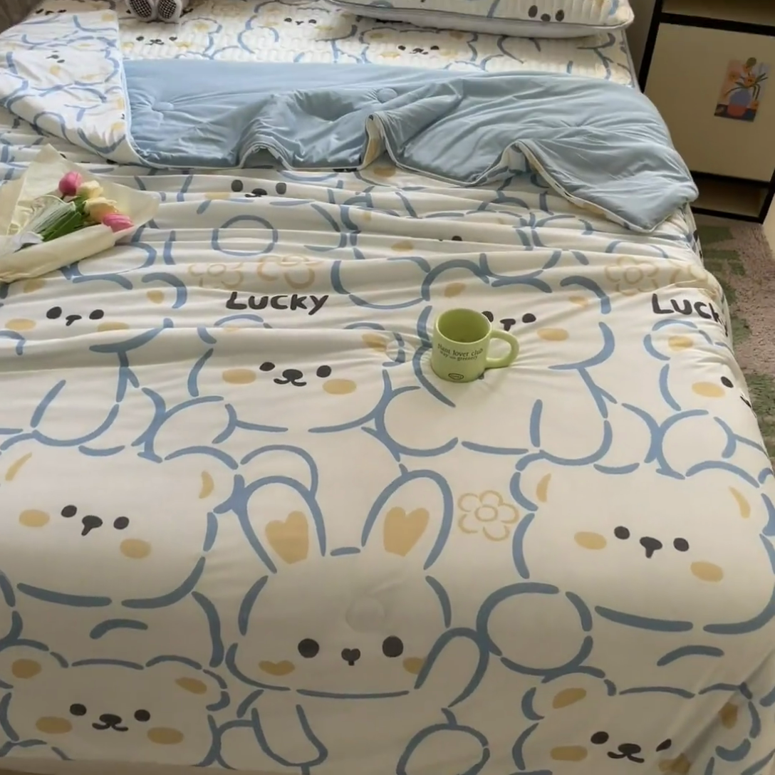 91家纺网 家纺一手货源 找家纺 古吉梦 2024新款冰激凌凉感丝夏被-小清新 凉感丝夏被-波波熊-蓝+天兰